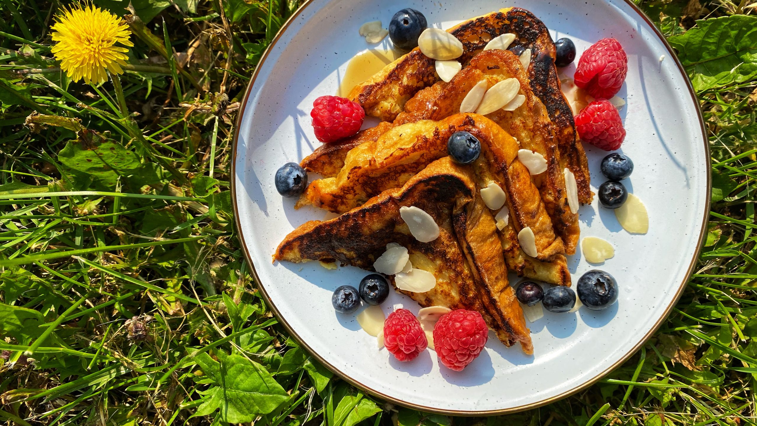 French Toast auf einem Teller auf einer Wiese
