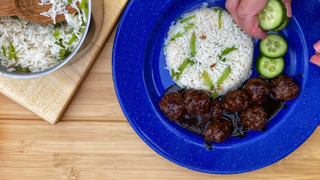 Asia-Hackbällchen auf dem Campingplatz zubereiten: anrichten