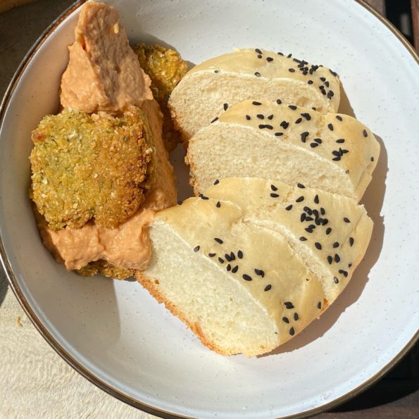 Fladenbrot aus dem Omnia auf einem Teller mit Hummus und Falaffel