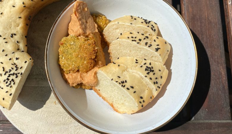 Fladenbrot aus dem Omnia auf einem Teller mit Hummus und Falaffel