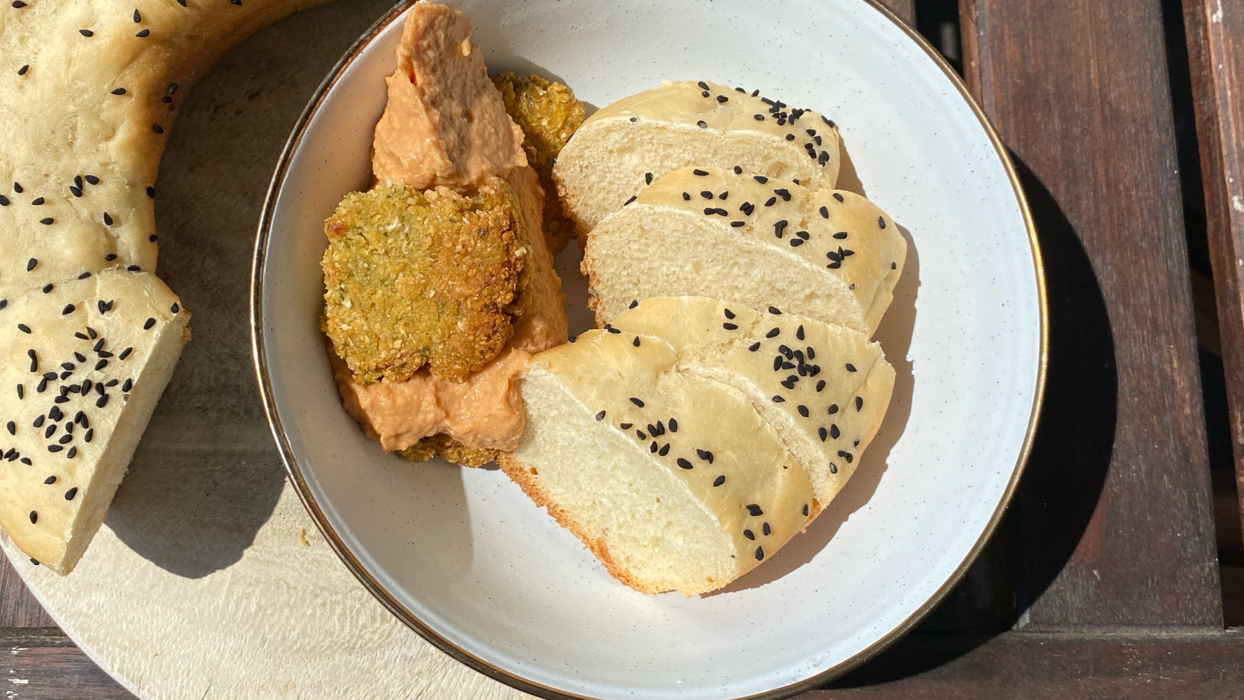 Fladenbrot aus dem Omnia auf einem Teller mit Hummus und Falaffel