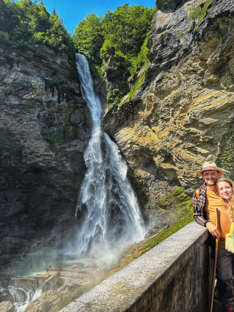 Phil und Anna stehen glücklich vor dem mächtigen Reichenbachfall in Meiringen auf der Aussichtsplattform