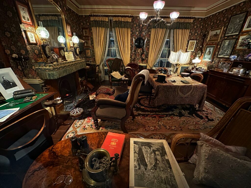 Authentische Nachbildung der Baker Street 221b Wohnung mit viktorianischem Mobiliar, Kamin, Pfeifen und Sherlock Holmes Requisiten