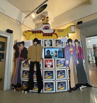 Yellow Submarine Ausstellung im Beatles Museum Halle mit lebensgroßen Beatles-Figuren und gelbem U-Boot