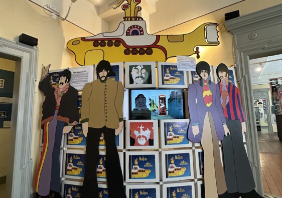 Yellow Submarine Ausstellung im Beatles Museum Halle mit lebensgroßen Beatles-Figuren und gelbem U-Boot