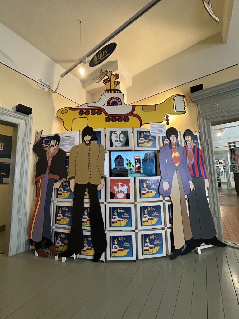 Yellow Submarine Ausstellung im Beatles Museum Halle mit lebensgroßen Beatles-Figuren und gelbem U-Boot