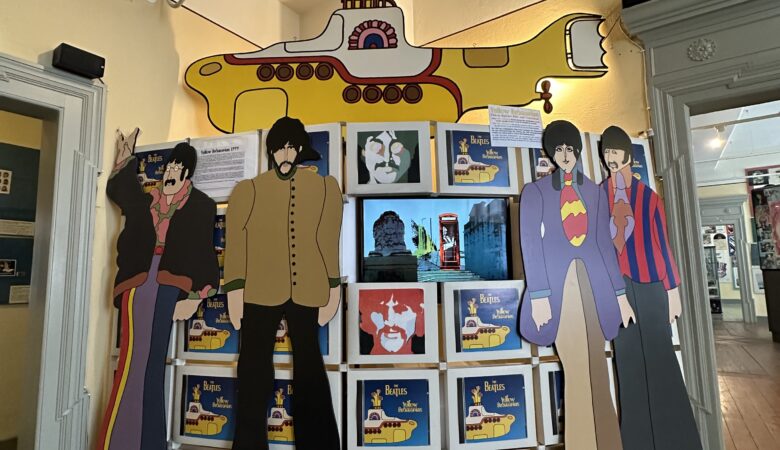 Yellow Submarine Ausstellung im Beatles Museum Halle mit lebensgroßen Beatles-Figuren und gelbem U-Boot