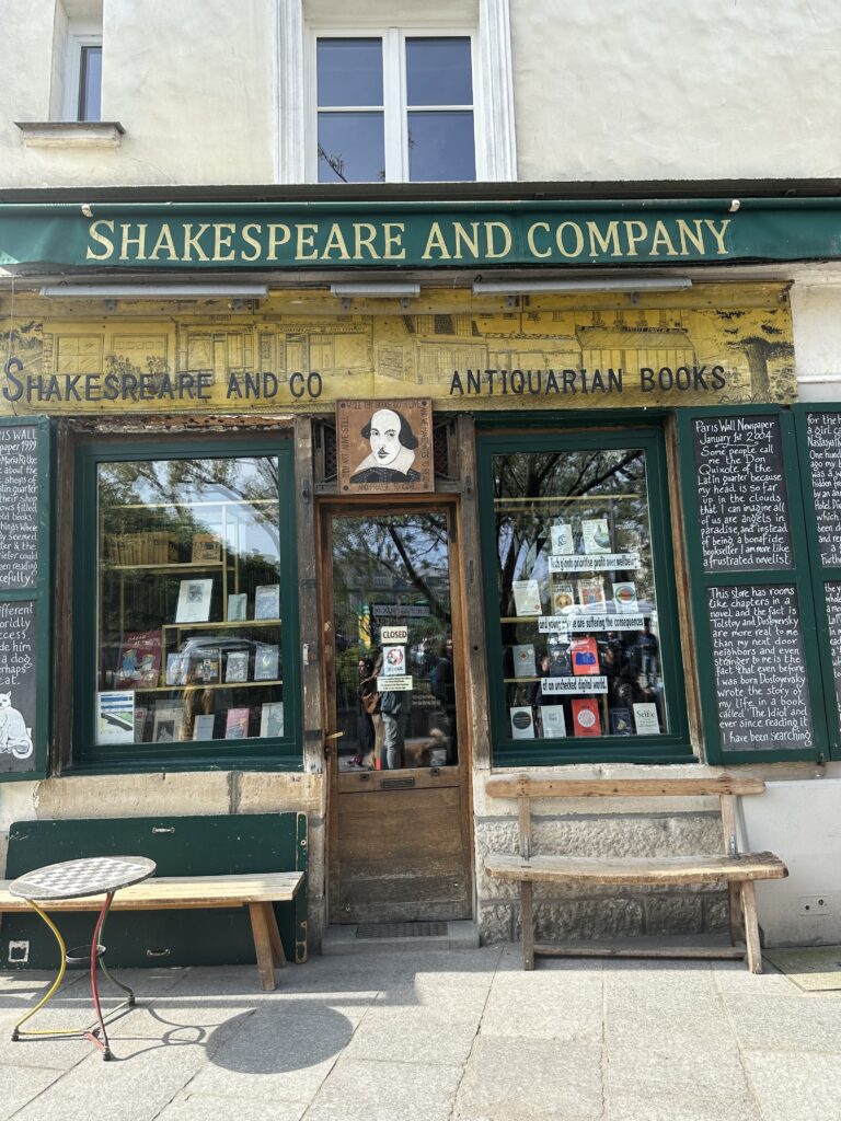 Eingang und Fassade der Buchhandlung Shakespeare and Company in Paris