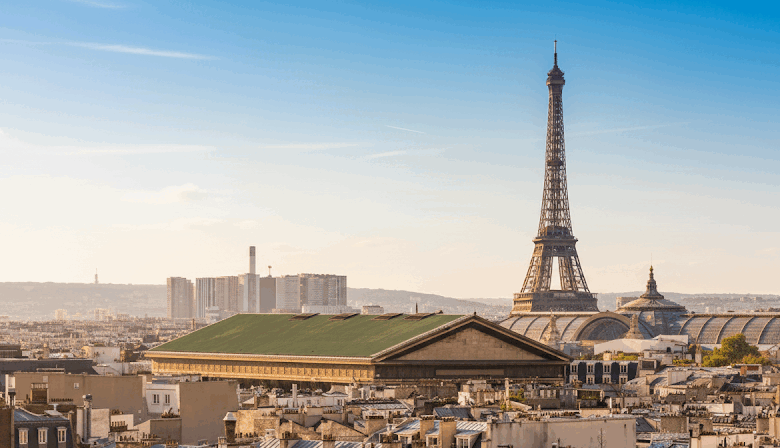 Panoramablick auf Paris mit Eiffelturm vom Dach der Galeries Lafayette