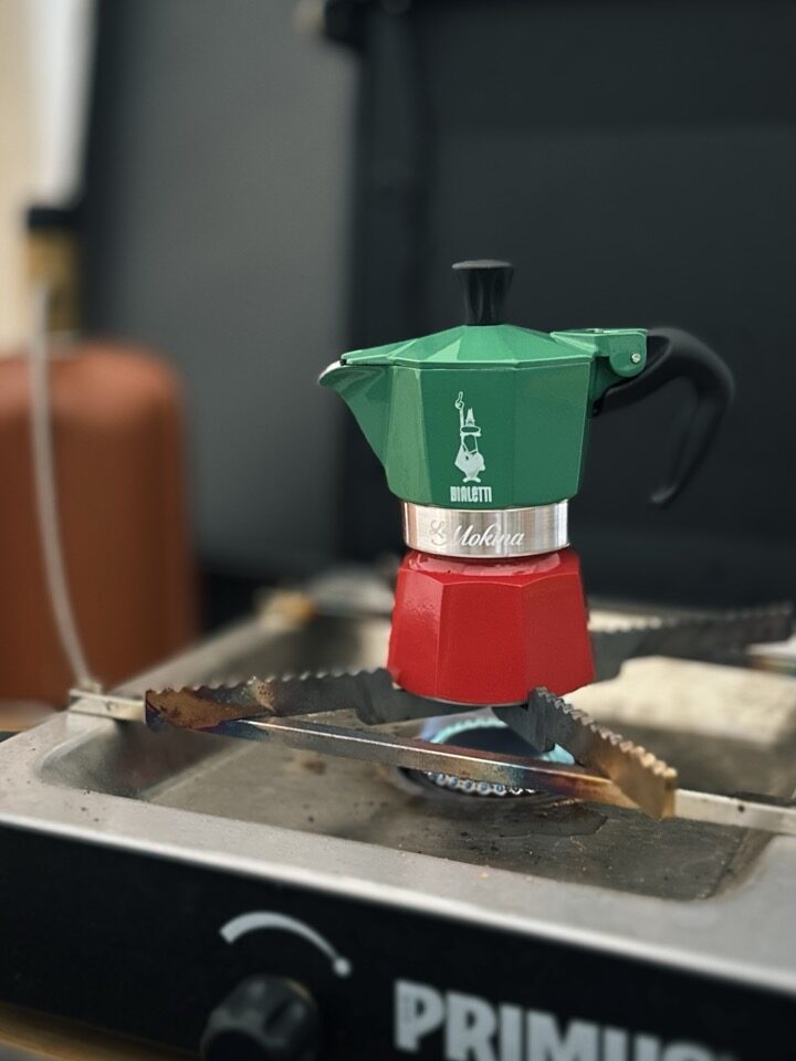 Bialetti Mokina - Mini-Moka-Kännchen für eine Tasse Espresso in den Farben der italienischen Flagge auf einem Gaskocher