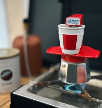 Gemini Express Mako-Kanne für Espresso in Rot auf einem Gaskocher in einem Vorzelt