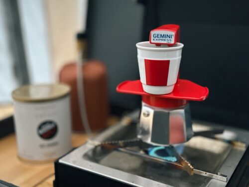 Gemini Express Mako-Kanne für Espresso in Rot auf einem Gaskocher in einem Vorzelt