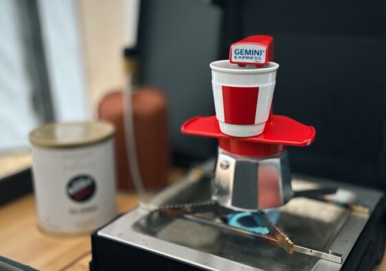 Gemini Express Mako-Kanne für Espresso in Rot auf einem Gaskocher in einem Vorzelt