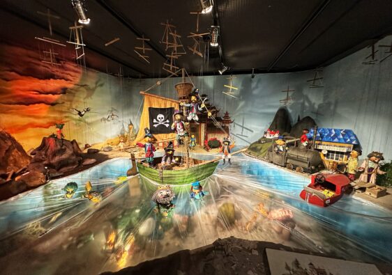 Große Diorama-Szene mit Piratenschiff und vielen Puppen aus der Augsburger Puppenkiste.