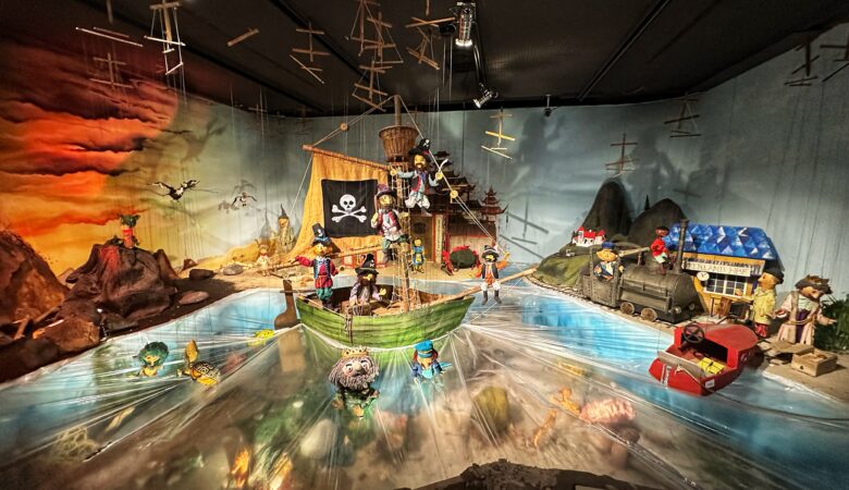 Große Diorama-Szene mit Piratenschiff und vielen Puppen aus der Augsburger Puppenkiste.