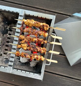 Thüros Minicater mit Yakitori-Aufsatz im vollen Einsatz auf dem Balkon