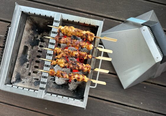Thüros Minicater mit Yakitori-Aufsatz im vollen Einsatz auf dem Balkon