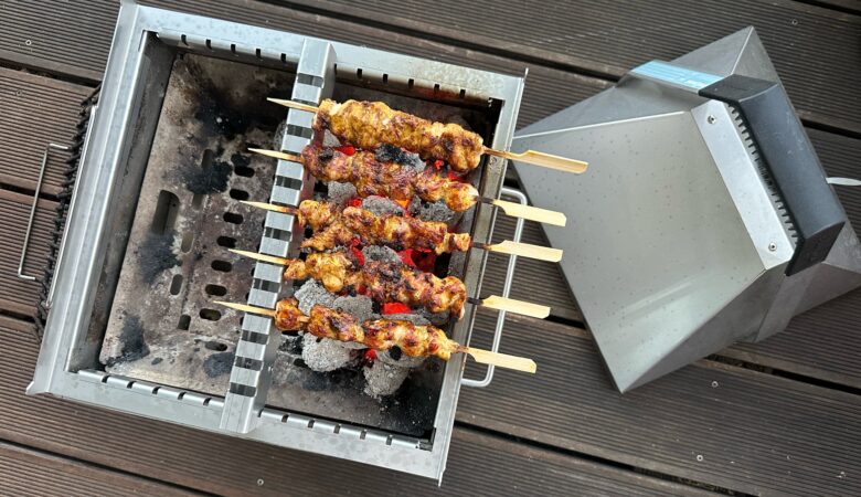 Thüros Minicater mit Yakitori-Aufsatz im vollen Einsatz auf dem Balkon