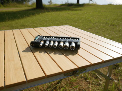WERA Tool-Check Plus Werkzeugset aufgeklappt auf Holz-Campingtisch mit sichtbaren Bits und Nüssen in schwarzer Kassette